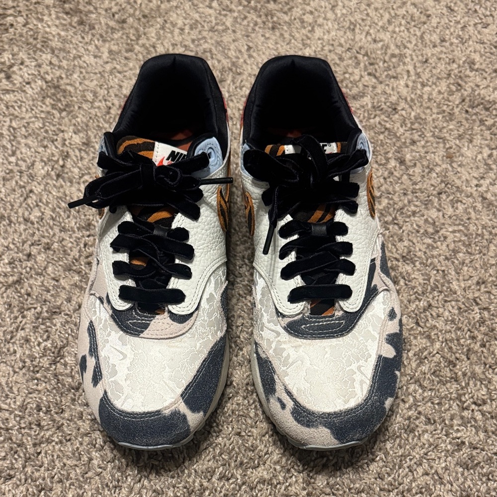 Nike White and Gray Patterned Sneakers